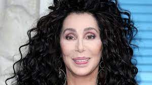 She gained fame with 'i got you babe,' a song recorded with her husband sonny bono, and went on to have a thriving solo career. Cher Die Popikone Altert Nicht Stern De