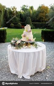 wedding cake standing table flowers