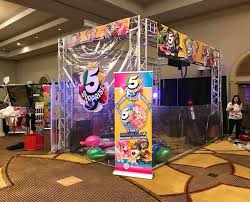 Claw machine prize crane game rentals for trade shows, promotional events & parties in nyc, nj, philly. Hire Giant Human Claw Machine Interactive Event Entertainment Texas Usa