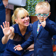 Anna faris shocks mom fans by announcing surprise exit after 7 seasons. Anna Faris Shares Never Before Seen Photo Of Son Jack As A Newborn E Online Deutschland