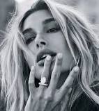 how-many-carats-is-hailey-biebers-engagement-ring