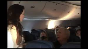高齢男性に平手打ちし、唾を吐きかける… アメリカ人女優が飛行機内で迷惑行為 | クーリエ・ジャポン