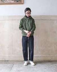 パーカーのバランス 紐の処理 白スニーカー ファッションスタイル デニム ファッション ファッション レディース 50代