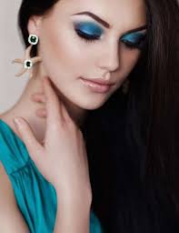 how to wear turquoise eye makeup