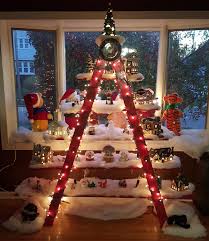 Para receber os convidados, não pode esquecer da decoração que dá o clima da festa. 8 Arvores De Natal Feitas Com Escadas