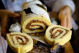 Roll cake) adalah kue bolu yang dipanggang menggunakan loyang dangkal, diisi dengan selai atau krim mentega kemudian digulung. Resep Bolu Gulung Kayu Manis