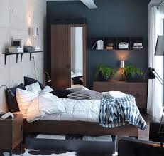 Lantai dan dinding kamar tidur mewah ini menggunakan warna putih, sedangkan beberapa perabot bisa memilih warna hitam. 7 Ide Desain Kamar Tidur Ukuran 3 X 3 Yang Nggak Murahan