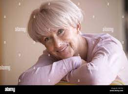 Senior, sourire, portrait, femme, 60 - 65 ans, cheveux courts coiffure,  blonde, bien sûr, convivial, de la