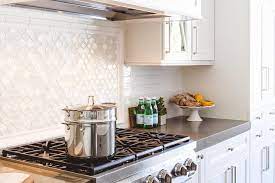 White Glass Arabesque Accent Cooktop
