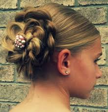 There are teenage girls to strive to look older and those who enjoy the period of sweet adolescent carelessness. 15 Cute Girl Hairstyles From Ordinary To Awesome Make And Takes