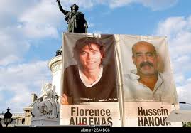 Des affiches de Florence Aubenas et de Hussein Hanoun sont mises sur la  place de la République à Paris, France, le 12 juin 2005, comme l'ancien  journaliste français d'otage et de libération
