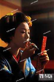 maiko an appice geisha putting on