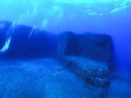 En 1985, kihachiro aratake découvre dans les eaux claires de arakawa point (dans le sud de l'île de yonaguni) une structure tout simplement énorme qui semblerait d'origine mégalithique. Yonaguni Underwater Step Pyramid Or Monument Crystalinks