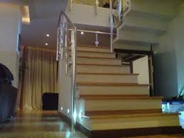 Балконите, лоджиите, терасите и външните стълби трябва да имат парапети, изпълнени от здрав материал, с действащ стандарт за стълбищните парапети: Aluminievi I Inoksovi Parapeti Modeli I Ceni