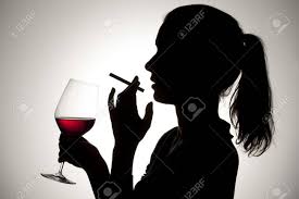 タバコを吸うと赤ワインのガラスを保持している女性のシルエット ショット。 の写真素材・画像素材. Image 17134671.