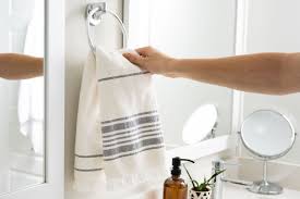 how to hang bathroom towels so they