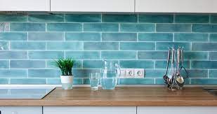 5 Advantages Of A Glass Backsplash