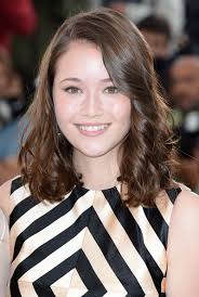 Katie Chang&#39;s lovely waves had a soft and effortless sheen to them on the red carpet! - Katie%2BChang%2BShoulder%2BLength%2BHairstyles%2BMedium%2BJOkudGCq66pl
