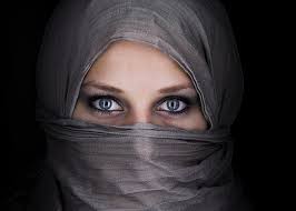 Por qué en Occidente las mujeres también usamos burkas - Las2orillas.co