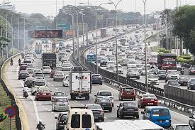 In the south, traffic is moving slowly from seremban to senawang (south) rest area, ayer keroh to jasin, tangkak to jasin, yong peng (north) to meanwhile, a spokesman of the malaysian highway authority (llm) said traffic was also reported to be slow and congested from middle ring road 2. Traffic Builds Up On Most Major Highways The Star