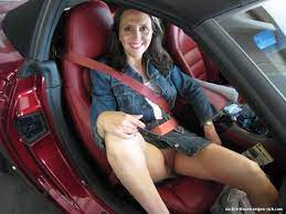 Nackte Frau zeigt sich im Auto - Nackte Frauen Bilder