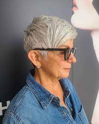 26 coiffures flatteuses pour les femmes de plus de 60 ans portant des  lunettes - Poudre De Rose
