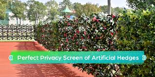 privacy screen of artificial hedges