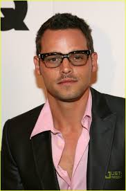 About this photo set: Grey&#39;s Anatomy doc Justin Chambers rocks out a funky pair of horn-rimmed glasses at the 2007 GQ Men Of The Year Awards at Chateau ... - justin-chambers-gq-men-of-the-year-2007-02