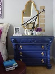 Móvel requintado com corpo pintado em tom de azul e gavetas em madeira crua&nbsp. Moveis Coloridos Varejao Das Tintas
