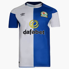 This is a blackburn rovers home 2021 full kit football bird design by myself is on a tree based with metal legs you can also have name and number on the back for extra £2 if you like name and number and the badge please send me a message so i can change the Blackburn Rovers 17 18 Heimtrikot Veroffentlicht Nur Fussball