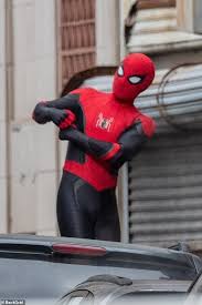 Here's the stark suit spiderman render. Tom Holland Slips Into Iconic Superhero Suit For A Chase Scene For Spider Man 3 Aktuelle Boulevard Nachrichten Und Fotogalerien Zu Stars Sternchen