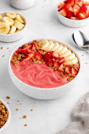 strawberry banana smoothie bowl