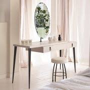 Модерната гама тоалетки е наистина впечатляваща. Mod City Toaletka I Ogledalo S Estestven Furnir I Metal Proizvoditel Cantori Italiya Luksozni It Marble Tables Design Marble Table Dressing Table Mirror