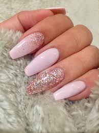 Ideas y tendencias para uñas y peinados. Light Pink Coffin Nails With Rose Gold Glitter Inlove Light Pink Acrylic Nails Nails Design With Rhinestones Pretty Nail Designs Acrylics