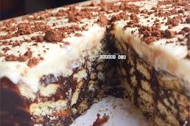 Kek batik legend, dengan topping chocolate ganache yang licin… berkilat permukaannya dan penuh dengan rasa chocolate. Resipi Kek Batik Cheese Paling Padu Cubalah