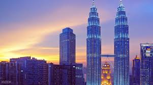 Malaysia's bustling, multicultural capital is home to some of the country's most impressive buildings, key historical and cultural sites, and admire towering statues of hindu gods before you climb the enormous staircase leading to temples and shrines inside these mystical caves. Petronas Twin Towers Tickets In Kuala Lumpur Klook Uk