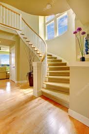 escada da casa com oalhos de madeira