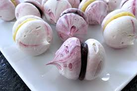 These chocolate chip meringue cookies are amazing! Meringue Kisses With Chocolate Filling Recipe Cuisine Fiend