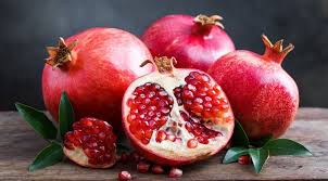 Hal ini dikarenakan buah delima mengandung asam punicic yang dapat menjaga kelembapan alami kulit. 12 Manfaat Buah Delima Dalam Mengatasi Berbagai Penyakit Tubuh