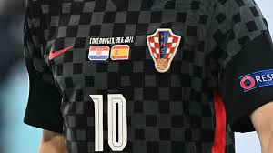 Die fußball europameisterschaft 2021 findet nicht nur in einem oder zwei ländern statt, sondern gleich in elf verschiedenen! Em 2021 Falsches Wappen Auf Kroatien Trikot Sorgt Fur Arger Goal Com