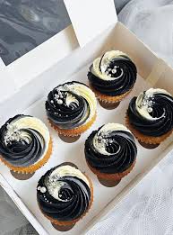 ombre black white cupcakes