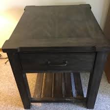 Use the spacious top surface of this table to hold a lamp or your afternoon cup of tea. Lr32 Broyhill End Table Estatesales Org