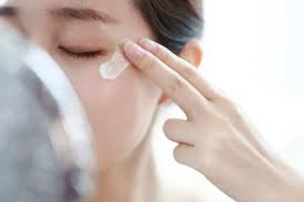 how to treat dry eyelids according to