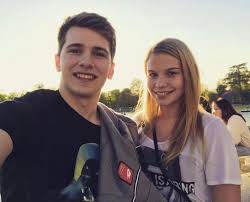 Oct 25, 2019 · most people watching the nba draft last year believed that when doncic's name was called, the gorgeous lady cheering him on was his girlfriend, but they were mistaken. Who Is Luka Doncic Girlfriend Are Luka And Anamaria Married Officially