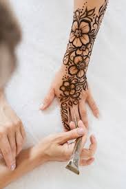 artist applying fl henna tattoo