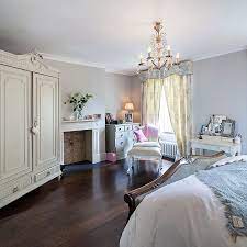 These decorative touches around the edge of a room can also extend to surround lighting fixtures and are one of the most iconic design elements of period homes. 25 Victorian Bedrooms Ranging From Classic To Modern Victorian Bedroom Decor Traditional Bedroom Design Modern Victorian Bedroom
