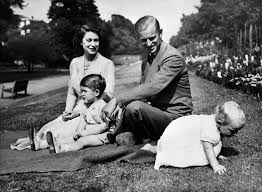 Королева великобритании елизавета ii (queen elizabeth ii) родилась 21 апреля 1926 года в лондоне в семье герцога и герцогини йоркских. Queen Elizabeth Ii To Become Britain S Longest Serving Monarch Arabianbusiness