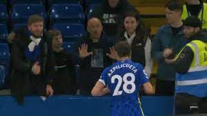 FC Chelsea: Cesar Azpilicueta gerät nach Arsenal-Niederlage mit Blues-Fans  aneinander |