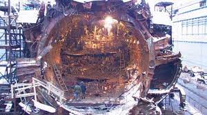 Petugas memeriksa bagian dari lambung kapal kursk yang dipotong pada 25 oktober 2000. Kursk Misteri Kapal Selam Terbesar Dunia Yang Ditakuti Bisnis Liputan6 Com