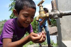 Regular el agua a partir de la dignidad humana y no de intereses mercantiles, plantea investigador al Congreso local